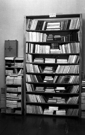 Freiburg: Rumänische Bibliothek; Regale Musikabteilung