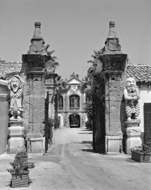 Villa Palagonia — Gartenmauer Statue