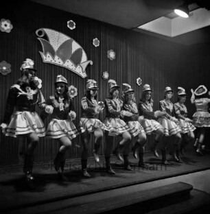 Karneval: Hotel Oldesloer Hof, Saal: Prunksitzung: Veranstalter Oldesloer Männerchor von 1844, Oldesloer Singakademie von 1946: Bühne: Auftritt der Mädchengarde mit Tanz "CanCan", Tanzmariechen Ursula Vüllers
