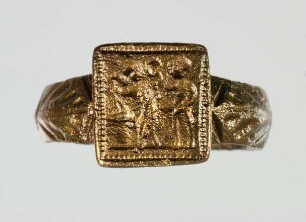 Fingerring mit zwei nicht näher erkennbaren Figuren