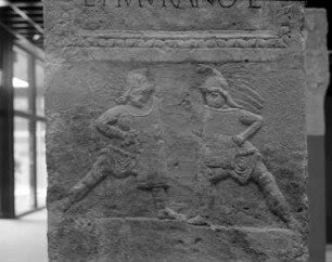 Grabstele mit Gladiatorenkampf