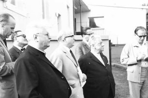Blansingen: Gruppe: Prof. Ginter, Regierungsbaudirektor Ehrlich, Dichtel; vor der Kirche