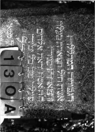 Grabstein 130 (Index: 100105323) Material: Granit Zustand: gut Maße HxBxT: 178x58x20 cm Beschreibung: Stele, getreppter Sockel, eingezogener Rundbogenabschluß Symbolik: Davidstern: Grabstein 130A