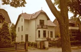 Bismarckallee 23: Stadtvilla: traufständige Straßenfront mit Quergiebel, Auslucht und Altan, links Eingangstür