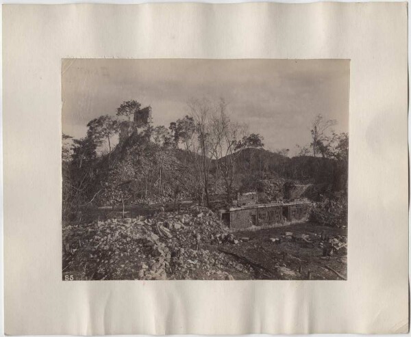 "Façade du bâtiment au nord de la porte et temple de Mound 20".