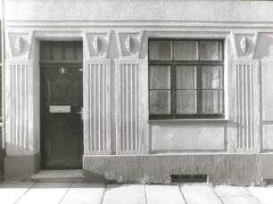 Markneukirchen, Krumme Straße 4. Wohnhaus. Haustür und Erdgeschoßfenster