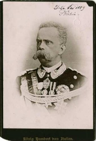 König Rainer Umberto I. (Humbert), von Italien, in Uniform mit Orden, Brustbild in Halbprofil