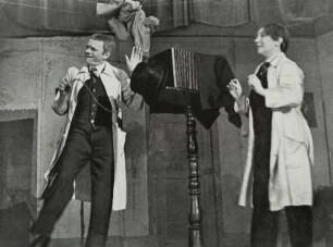 Karl Valentin und Liesl Karlstadt im Film "Im Photoatelier"