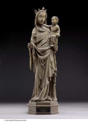 Stehende Maria mit Kind