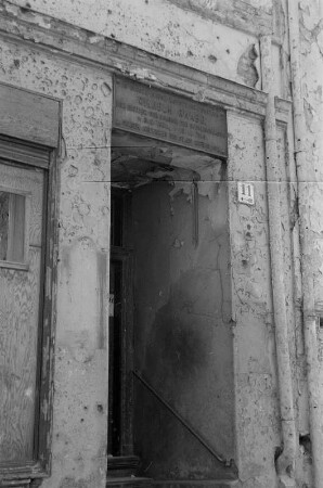 Hausruine mit Gedenktafel für den Schriftsteller Wilhelm Raabe in der Spreestraße 11 : Ansicht des Hauseingangs mit Gedenktafel