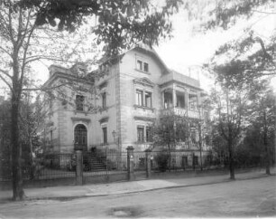 Dresden-Weißer Hirsch, Lahmannring 10. Villa Katharinenhof (um 1900). Straßenansicht mit Einfriedung