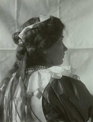 Ida Helas im Faschingskostüm zum Gauklerfest der Dresdner Kunstakademie