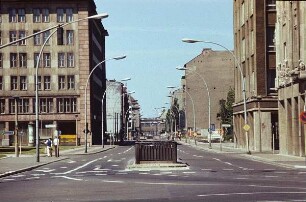 Berlin, Friedrichstraße. Straßenbild von der Kreuzung Kronenstraße mit Blick zum Bahnhof Friedrichstraße