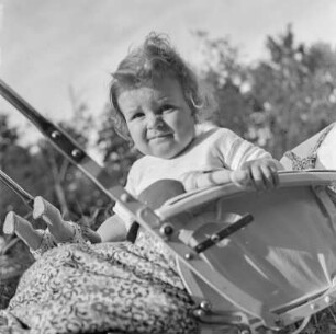 Kleinkind sitzt in einem Kinderwagen
