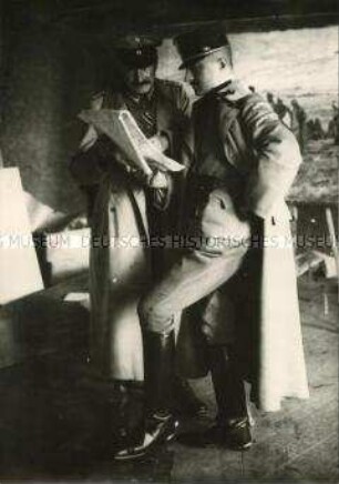 Aufnahme zweier Militärs im Atelier