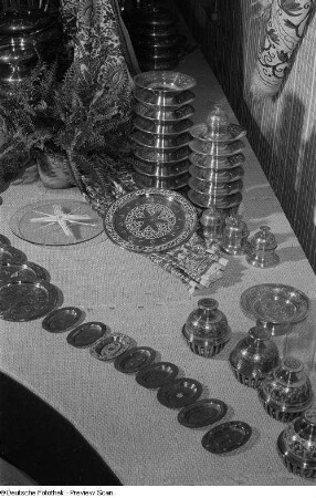 Kleinexponate der indischen Sektion auf der Leipziger Herbstmesse 1954