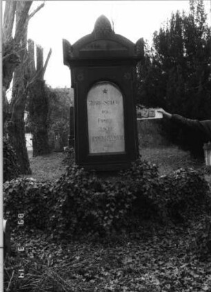 Grabstein 473 (Index: 100093052) Maße HxBxT: 297x264x40 cm Symbolik: Fries, Blüten, Verzierungen Besonderheit: Doppelgrab für Eheleute: Grabstein 473