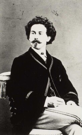Porträt Ernst Dietze (nachgewiesen 1865/nach 1875; Solotänzer). Albuminabzug auf Karton (Carte-de-visite mit Atelieraufdruck recto und verso)