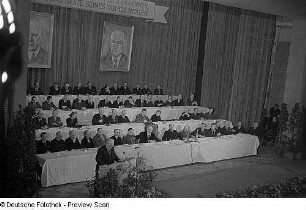 Veranstaltung anlässlich des 70. Geburtstages von Wilhelm Pieck : Wilhelm Pieck (vorne links) am Rednerpult
