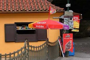 Bunter Laden unterhalb der Karlsbrücke