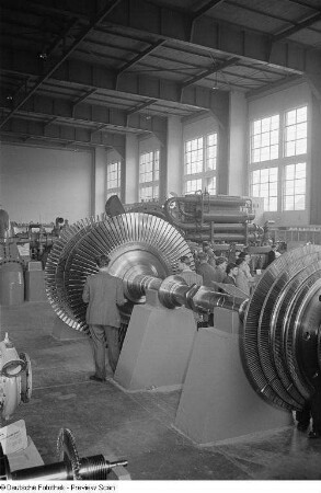 Besucher der Leipziger Herbstmesse 1954 betrachten eine Turbine