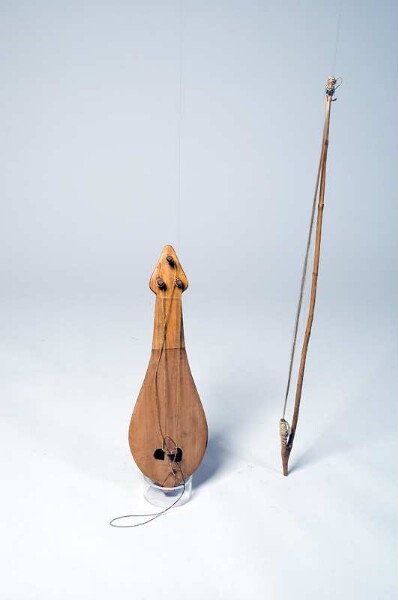 Bowl-necked lute with bow