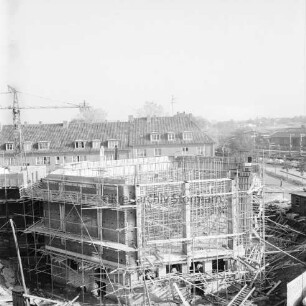 Erweiterungsbau mit Kreistagssitzungssaal [später Gebäude C]: IV. Bauabschnitt: Kreistagssitzungssaal im Bau: links dahinter Baukran: hinten Wohnblocks an der Reimer-Hansen-Straße: hinten rechts Bahngleise und Güterschuppen: Blick vom Erweiterungsbau "Hochhaus" [später Gebäude B]