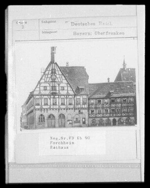 Forchheim, Rathausplatz. Rathaus (1402, H. Ruhalm (Turm); 1535). Straßenansicht der Nordseite