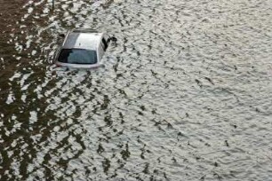 Der erste Herbststurm, Hochwasser in Hamburg am Fischmarkt. Dieser AUDI-Fahrer hat es versaeumt, seinen PKW rechtzeitig zu entfernen. Die Feuerwehr hat Seitenfenster geoeffnet, damit das Auto stehen bleibt und nicht zu einer schwimmenden Gefahr werden kann. 09.11.2007
