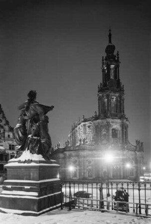 Dresden. Blick von der Brühlschen Terrasse zur Katholischen Hofkirche