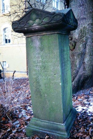 alter Grabstein auf dem Friedhof