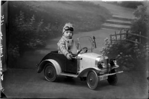 Kind mit Auto