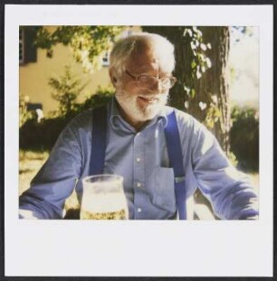 Wolfram Siebeck im Garten auf Schloss Mahlberg