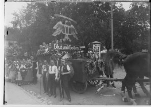 Erntedankfest in Sigmaringen 1935; Umzugswagen 'Blut und Boden' Ecke Leopoldstraße - Brenzkoferstraße; Haus im Vordergrund: 'Altes Spital'