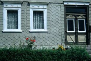 Fassadendetail: zweiflügelige Haustür