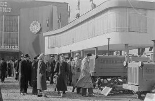 Messebesucher am Pavillon der Volksrepublik Rumänien