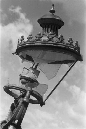 Dresden. Zerstörte Gaslaterne auf der Carolabrücke