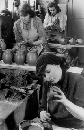 In einer Keramikwerkstatt in Schleswig-Holstein. Keramikerinnen bei der Arbeit. Hier werden Henkel mit Schlicker an der Kanne befestigt. Aufgenommen 1949