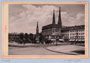 Der Postplatz in Dresden, Blick nach Nordosten, von links Zwinger, Cholerabrunnen, Stadtwaldschlösschen und Türme der Sophienkirche