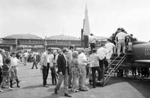 Wanderausstellung der Bundeswehr "Unsere Luftwaffe" auf dem Platz vor der alten Markthalle.