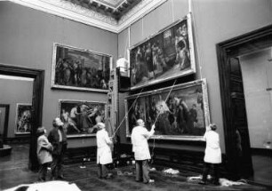Dresden-Altstadt. Gemäldegalerie Alte Meister. Mitarbeiter bei der Hängung von Gemälden