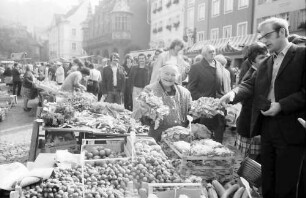 Freiburg: Marktfrau mit Salatköpfen