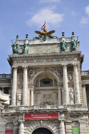 Hofburg : Blick auf ein Portal der Wiener Hofburg, gesehen vom Heldenplatz