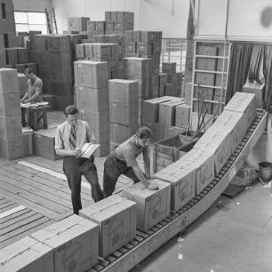 Lager mit Förderlageanlage mit verpackten Blaupunkt-Radios