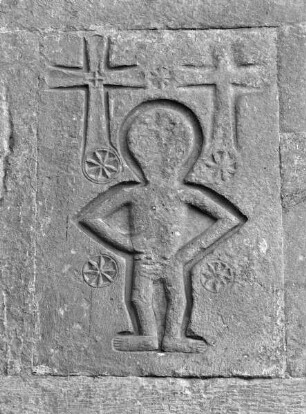 Liegefigur auf einer eingemauerten Grabplatte?