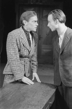 Szenenbilder aus dem Stück "Kamerad Mimi" von Julius Hay im Theater am Schiffbauerdamm Berlin : Szenenbild