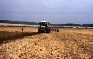 Fotografie: Wendende Bodenbearbeitung, Systemtraktor, Volldrehpflug, Streifenkörper