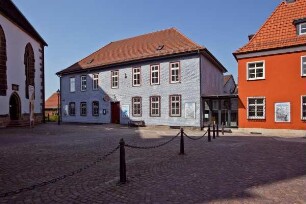 Ehem. Schule (Ehem. Schule); Hünfeld, Kirchplatz 6