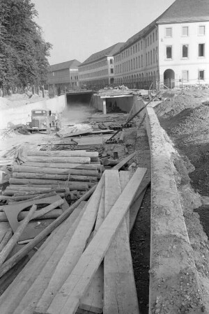 Bau der Tiefgarage und der Unterführung am Schlossplatz.