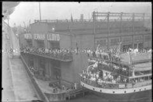 Blick vom Hochseepassagierdampfer "Bremen" auf Wartende an der Anlegestelle, Pier 4, des Norddeutschen Lloyd, im Hafen von New York